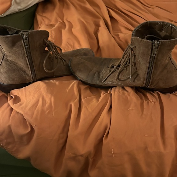 Boots - Picture 5 of 6